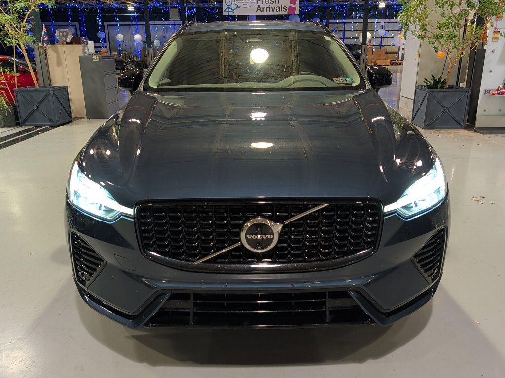 Used 2025 Volvo XC60 B5 Plus AWD/4WD image 3