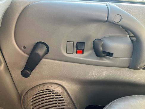 Used 2004 Chevrolet Astro AWD w/ Convenience Package image 19