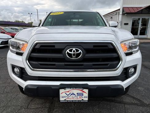 Used 2017 Toyota Tacoma TRD Sport AWD/4WD image 2