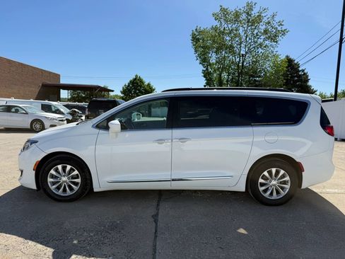 Used 2017 Chrysler Pacifica Touring-L FWD image 7