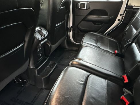 Used 2020 Jeep Wrangler Unlimited Sahara image 12