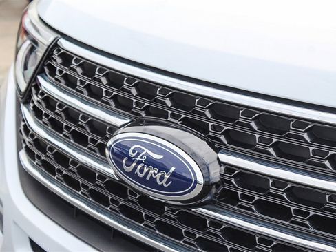 Used 2021 Ford Explorer XLT w/ Equipment Group 202A image 9