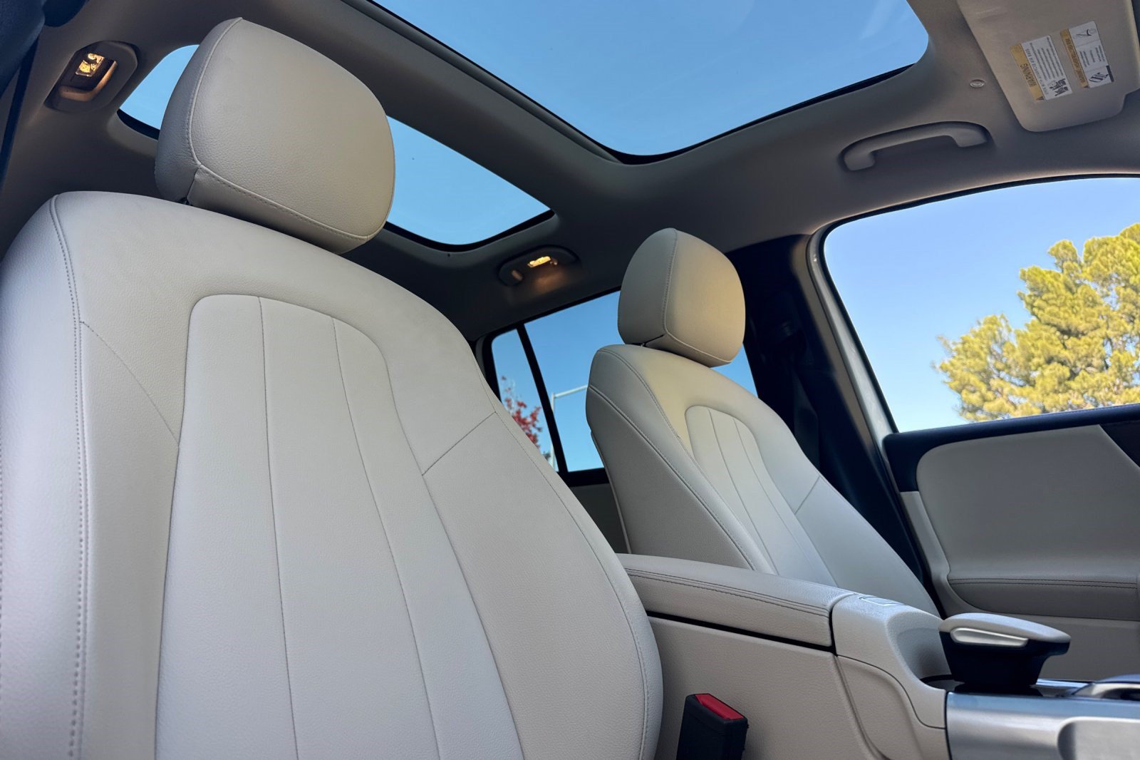 Used 2023 Mercedes-Benz GLB 250 w/ Premium Package image 24