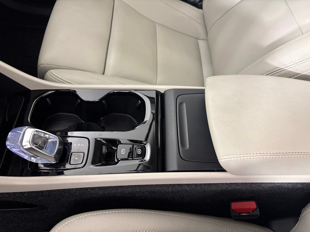 Used 2026 Volvo XC40 B5 Plus AWD/4WD image 43