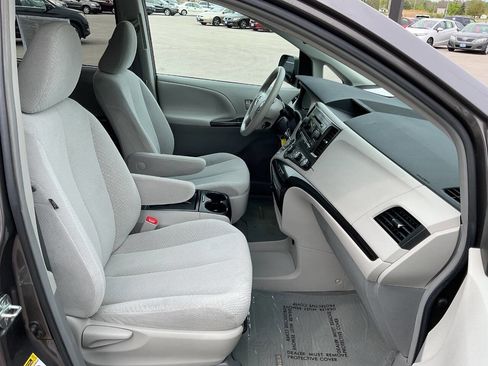 Used 2011 Toyota Sienna LE FWD image 38