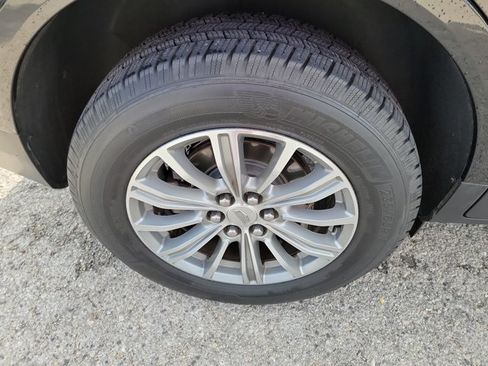 Used 2017 Cadillac XT5 Luxury w/ Driver Awareness Package FWD image 11