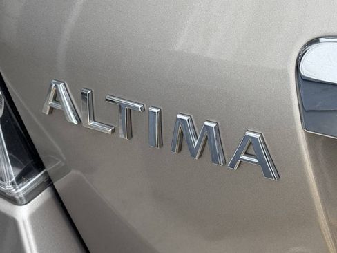 Used 2011 Nissan Altima 2.5 SL w/ Technology Pkg FWD image 6