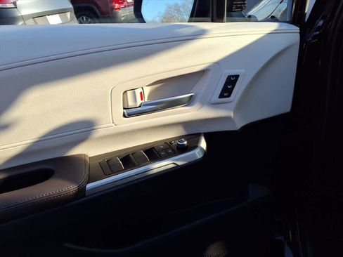 Used 2024 Toyota Sienna Platinum image 16