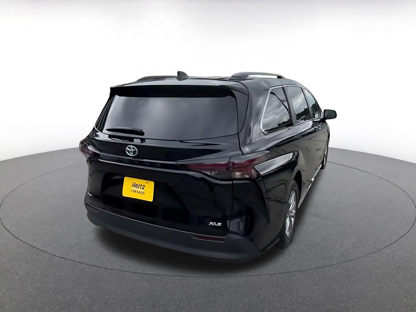 Used 2025 Toyota Sienna XLE FWD image 13