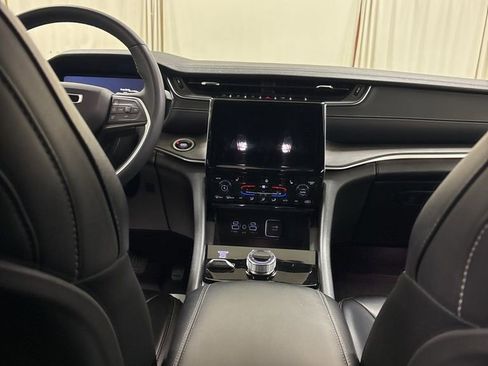 Used 2024 Jeep Grand Cherokee Limited w/ Black Appearance Package image 21