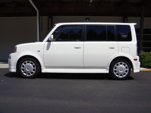 Used 2006 Scion xB FWD image 1