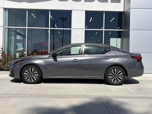Used 2024 Nissan Altima 2.5 SV FWD image 2