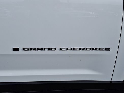 Used 2024 Jeep Grand Cherokee Altitude image 29