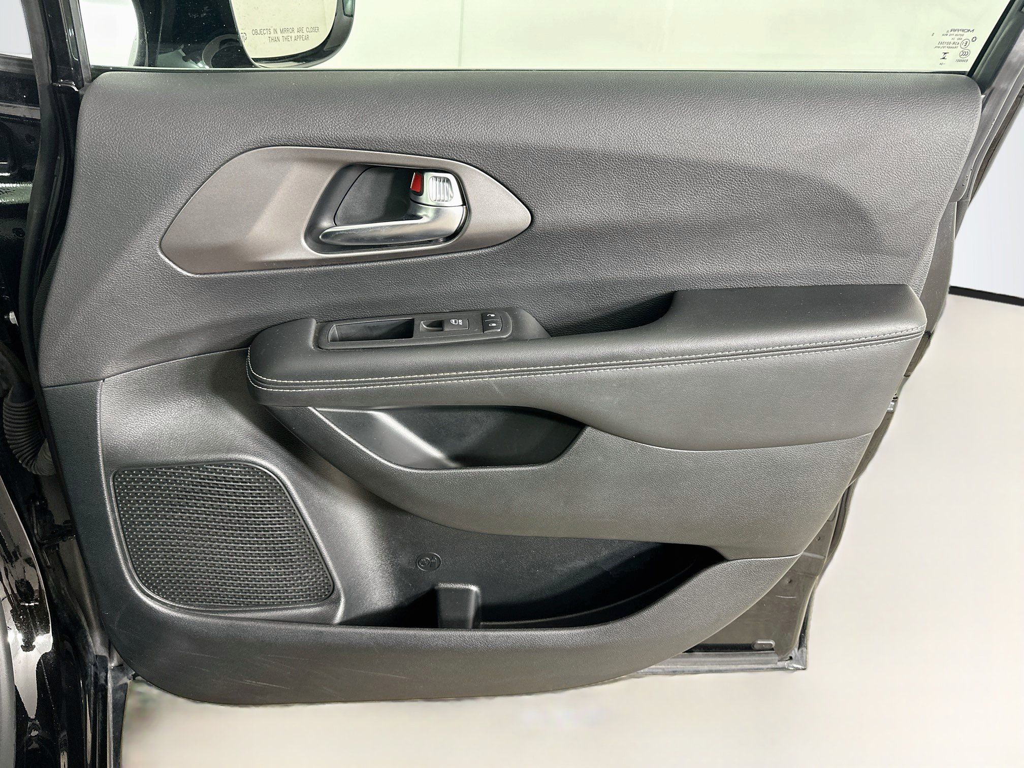 Used 2025 Chrysler Pacifica Select FWD image 33