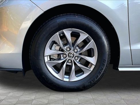 Certified 2023 Toyota Sienna XLE FWD image 11