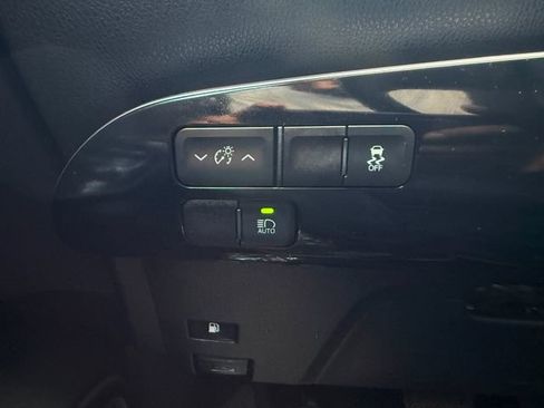 Used 2018 Toyota Prius One FWD image 10