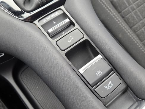 Used 2025 Honda HR-V LX image 8