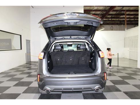 Used 2024 Ford Edge Titanium image 19