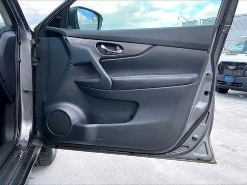 Used 2017 Nissan Rogue SV FWD image 28