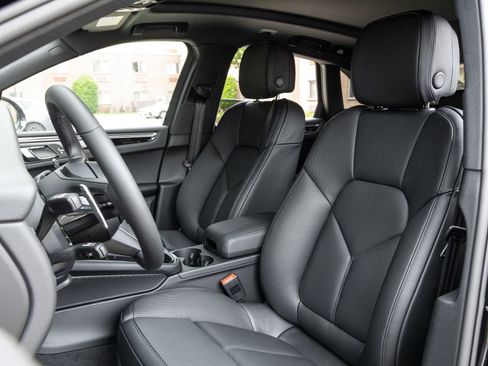 Used 2026 Porsche Macan AWD/4WD image 5