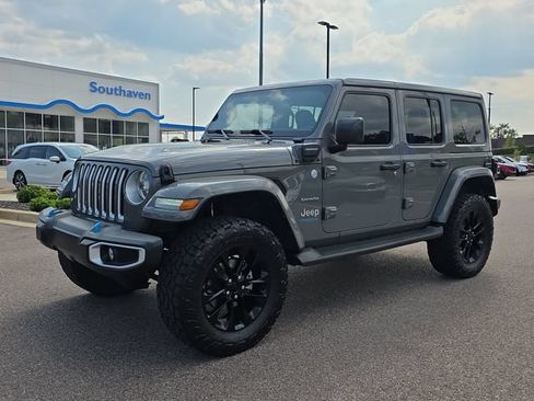 Used 2022 Jeep Wrangler Unlimited Sahara w/ Cold Weather Group AWD/4WD image 7