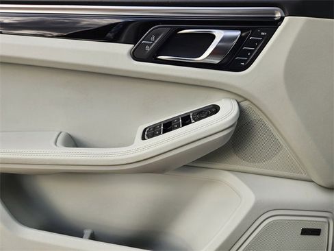 Used 2024 Porsche Macan w/ Premium Plus Package image 21