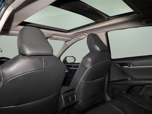 Used 2018 Toyota Camry XLE image 17