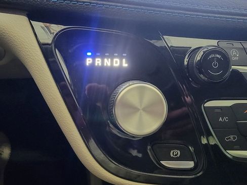 Used 2021 Chrysler Pacifica Touring-L image 17