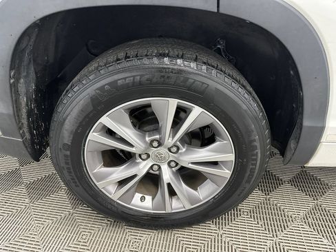 Used 2015 Toyota Highlander Plus FWD image 18