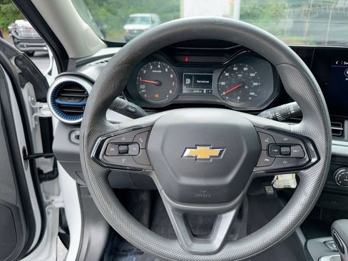 Used 2025 Chevrolet Trax LS w/ LS Convenience Package FWD image 16