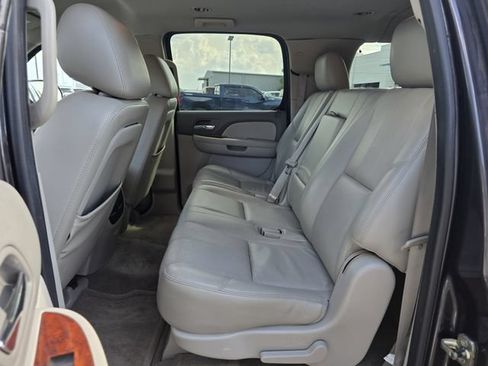 Used 2011 Chevrolet Suburban LT RWD image 19