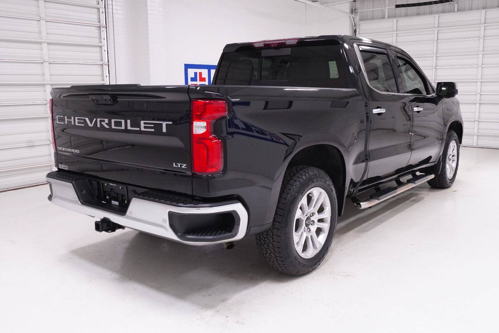 Used 2024 Chevrolet Silverado 1500 LTZ w/ Technology Package RWD image 32