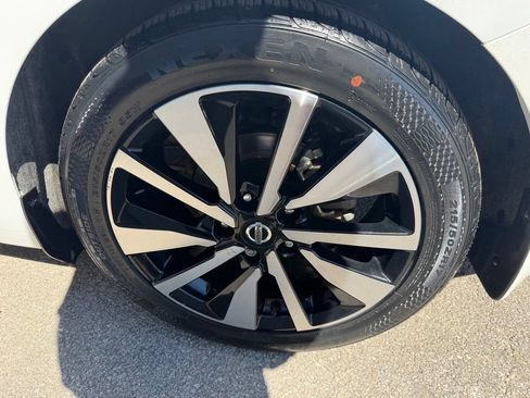 Used 2022 Nissan Sentra SV w/ SV Premium Package FWD image 10