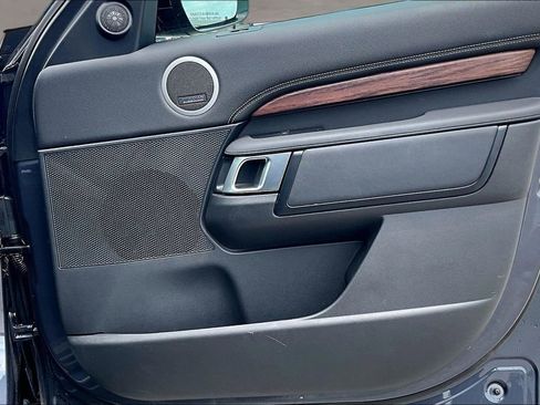 Used 2024 Land Rover Discovery Dynamic SE AWD/4WD image 18
