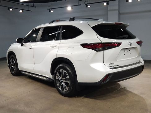 Used 2023 Toyota Highlander XLE FWD image 5