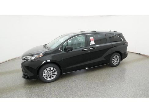 New 2026 Toyota Sienna XLE image 2