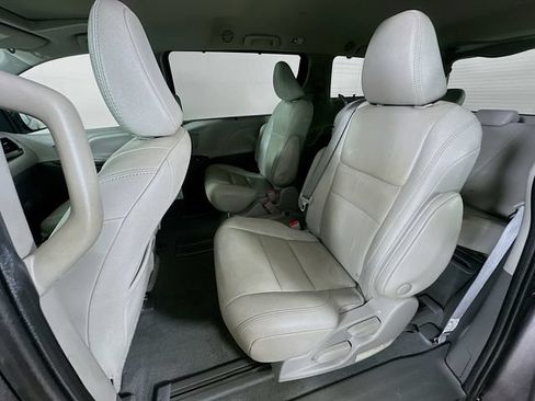 Used 2020 Toyota Sienna XLE FWD image 33