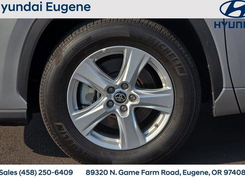 Used 2024 Toyota Highlander LE FWD image 36
