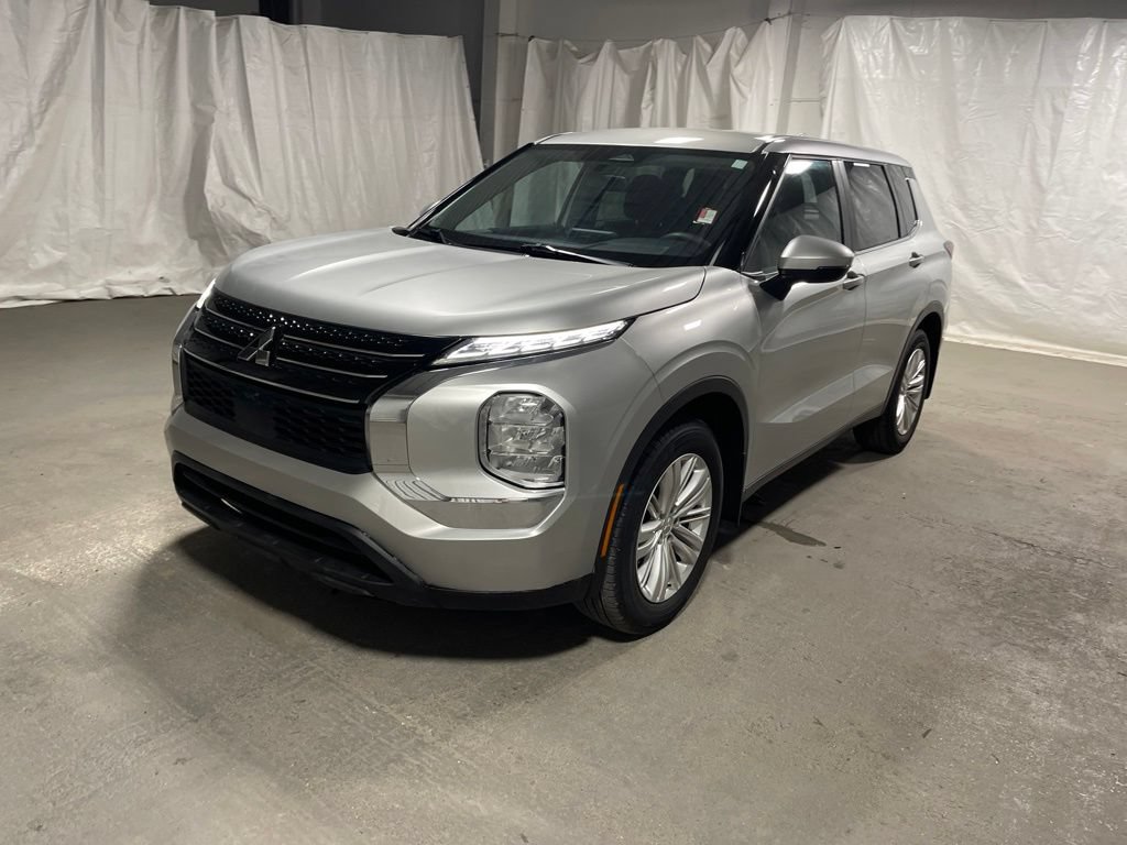 Used 2024 Mitsubishi Outlander ES FWD image 3