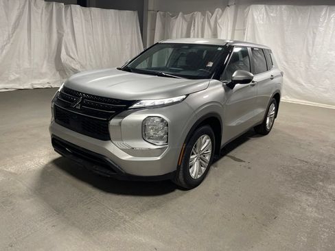 Used 2024 Mitsubishi Outlander ES FWD image 3