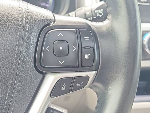Used 2019 Toyota Highlander XLE image 24