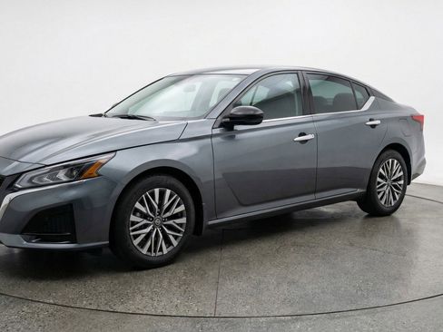 Used 2025 Nissan Altima 2.5 SV FWD image 3