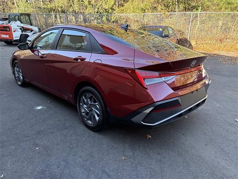 Used 2024 Hyundai Elantra Blue image 9