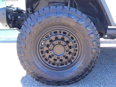 Used 2023 Jeep Gladiator Sport AWD/4WD image 22