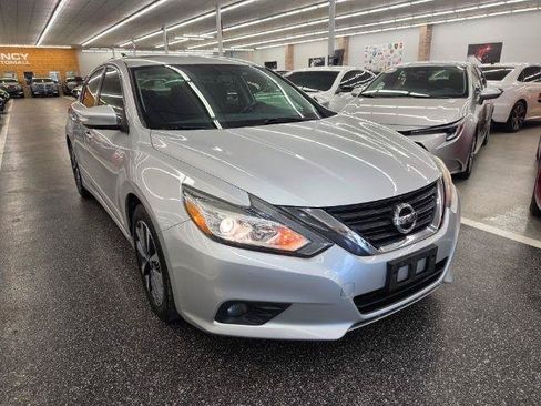 Used 2016 Nissan Altima 2.5 SV w/ Convenience Package FWD image 4
