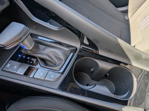 Certified 2025 Hyundai Elantra SEL image 18