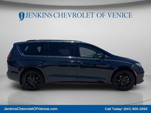 Used 2022 Chrysler Pacifica Touring-L w/ Uconnect Theater Family Group AWD/4WD image 3