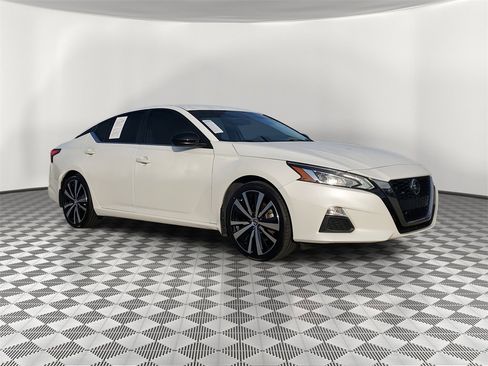 Used 2022 Nissan Altima 2.5 SR image 2