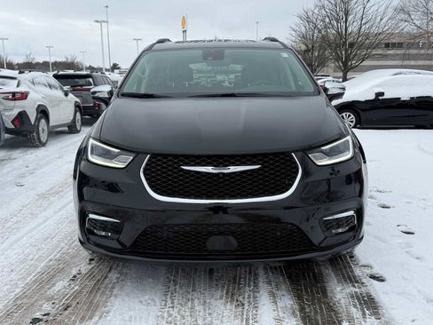 Used 2023 Chrysler Pacifica Limited image 2