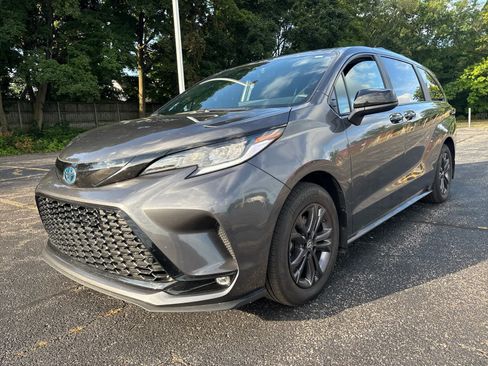 Used 2025 Toyota Sienna XSE w/ XSE Plus Package AWD/4WD image 1